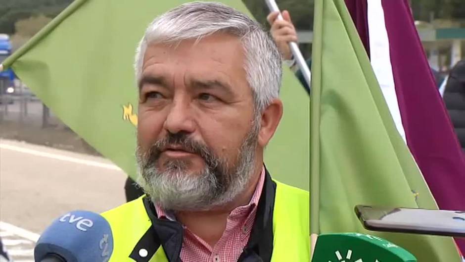 Al lema de 'Jaén merece mas' una caravana de coches se pone en marcha