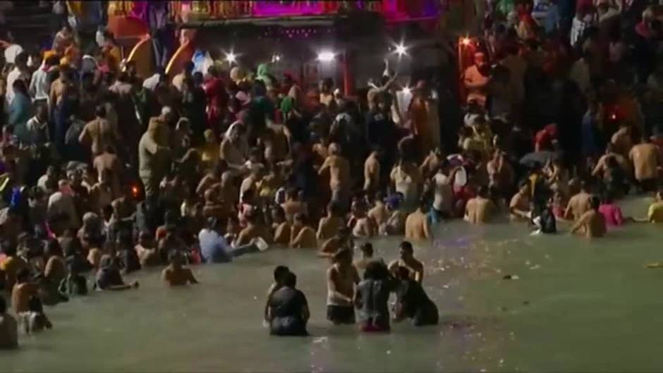 Millones de peregrinos hinduistas se bañan en el Ganges sin distancia de seguridad