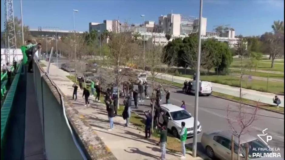 Un grupo de aficionados del Betis anima al equipo en el último entrenamiento antes del derbi