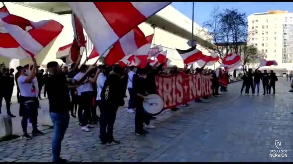 Aficionados del Sevilla animan desde fuera del estadio al equipo antes del derbi