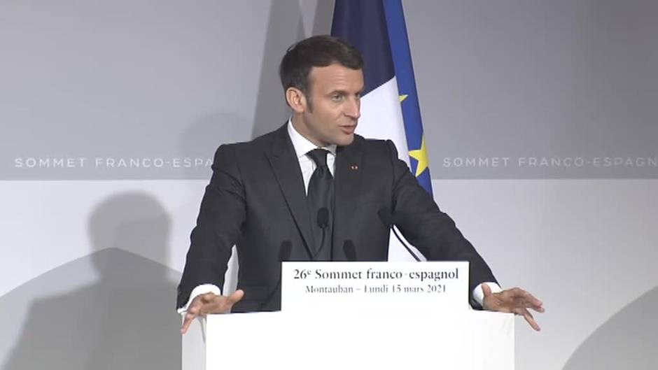 Macron anuncia que paraliza temporalmente la vacunación con AstraZeneca