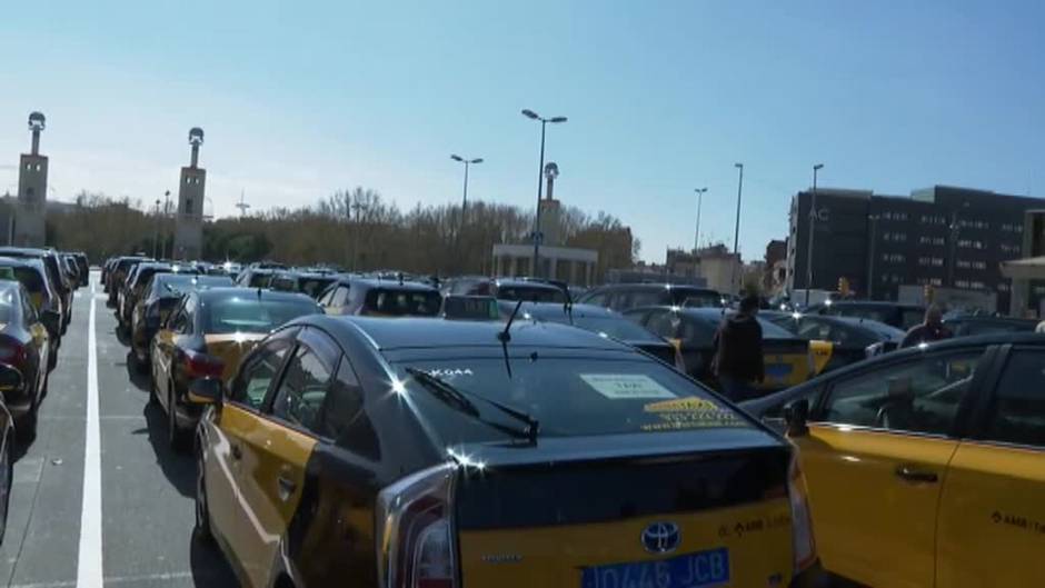 Los taxistas de Barcelona, en pie de guerra por el regreso de Uber