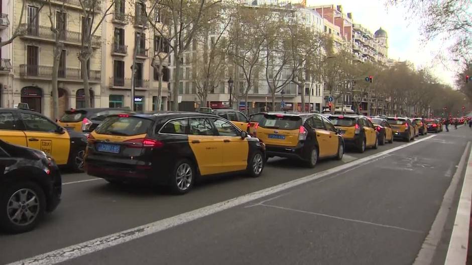 Marcha lenta de taxistas contra el regreso de Uber