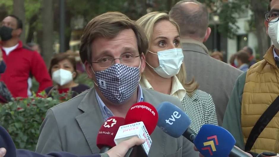 Almeida carga contra gobiernos que "desconfían" de hosteleros y comerciantes