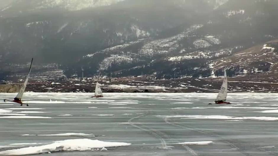 Regata en el lago Baikal de Rusia, helado