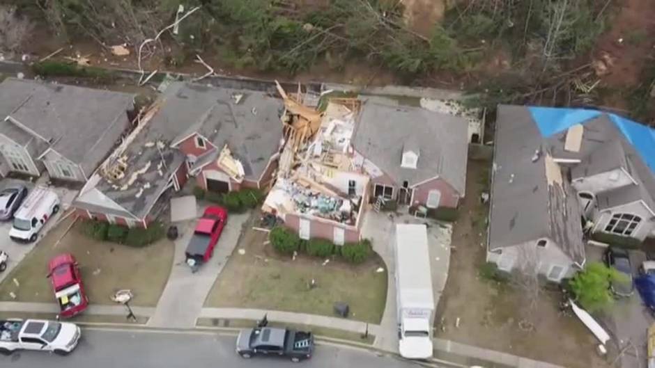 Un dron captura el rastro de destrucción causado por el paso de varios tornados en Alabama