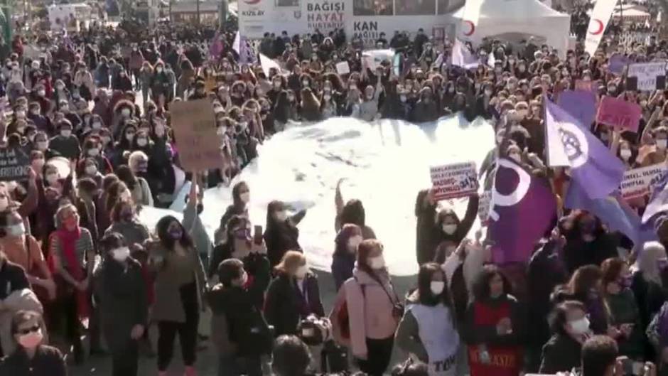 Gran protesta en Estambul por la retirada de Turquía del convenio contra la violencia machista