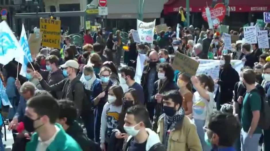 Miles de personas se manifiestan en París para reclamar a Macron una ley del cambio climático más ambiciosa