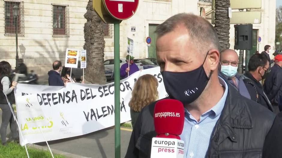 300 tractores recorren València en defensa del sector arrocero