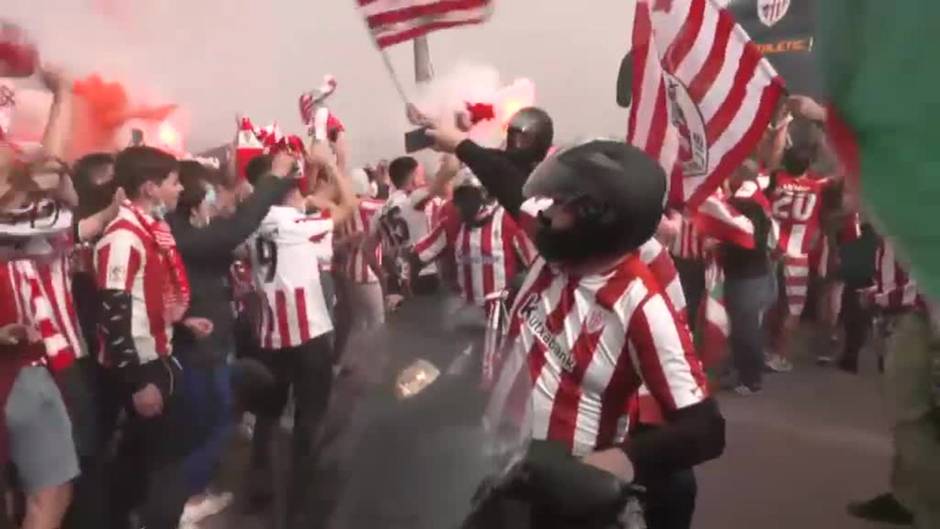 Miles de aficionados despiden al Athletic en Lezama desoyendo las recomendaciones sanitarias