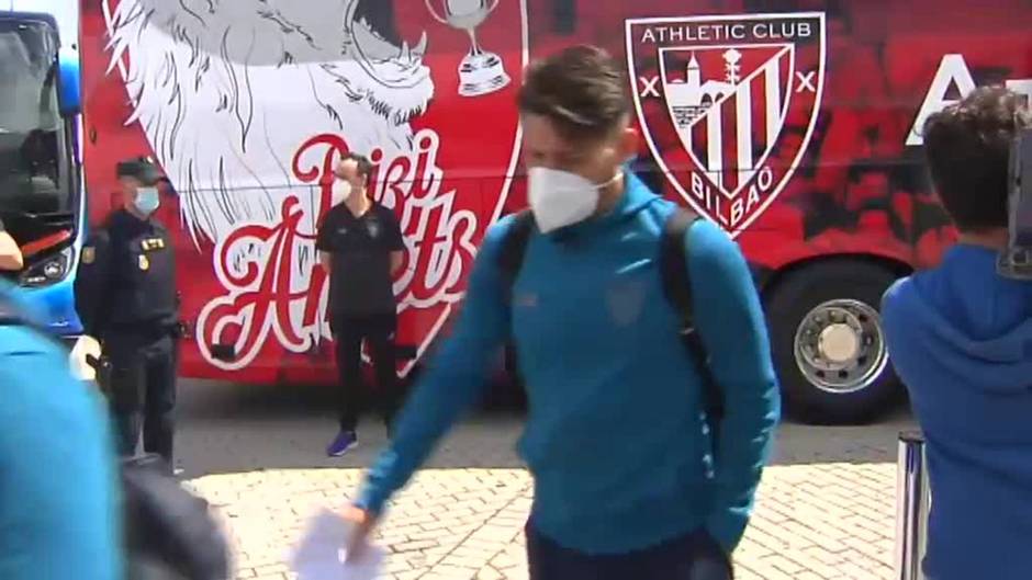 Aficionados del Athletic reciben a los jugadores en Sevilla sin aglomeraciones