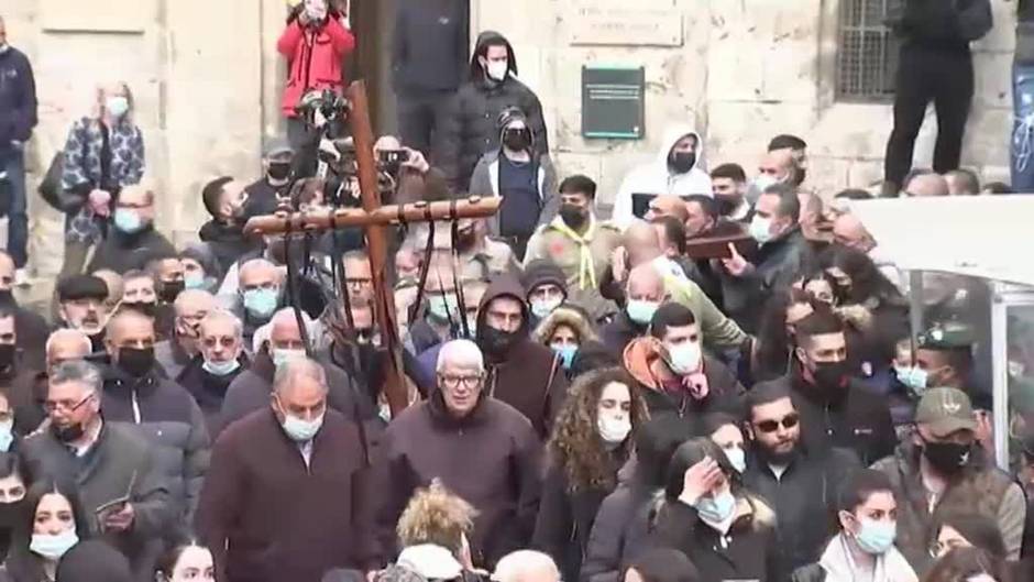 Cientos de fieles llenan las calles de Jerusalén con motivo del Vía Crucis