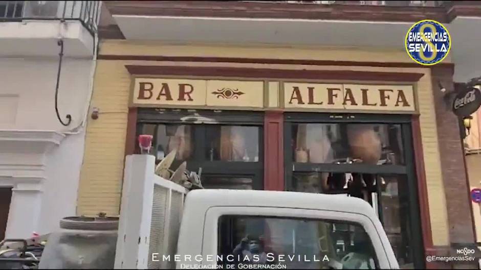 Desvíos de tráfico en calle Águilas por hundimiento en la calzada en la zona de La Alfalfa.