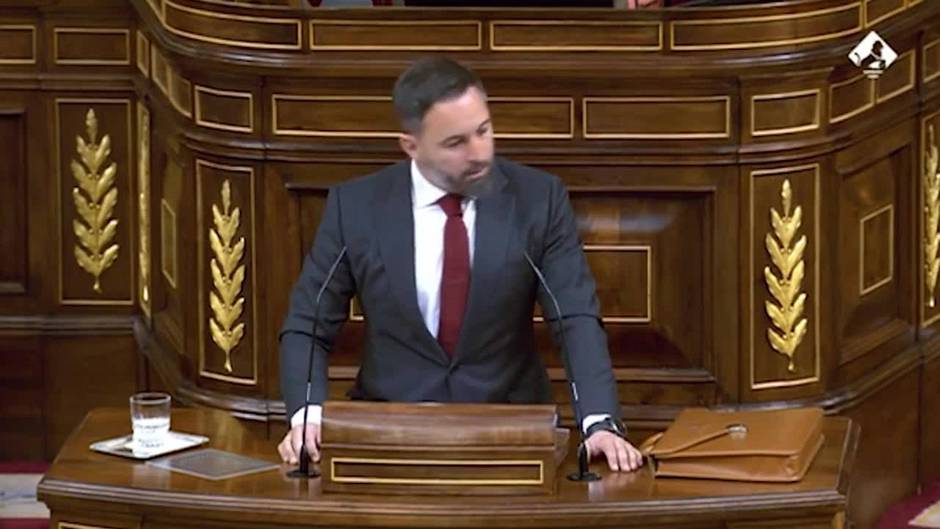 Abascal acusa a Sánchez de "amenazar" al Rey recordando la República