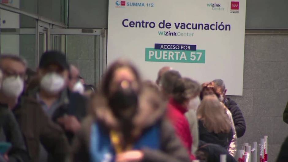 Madrid podría cerrar los centros de vacunación masiva si no llegan más dosis