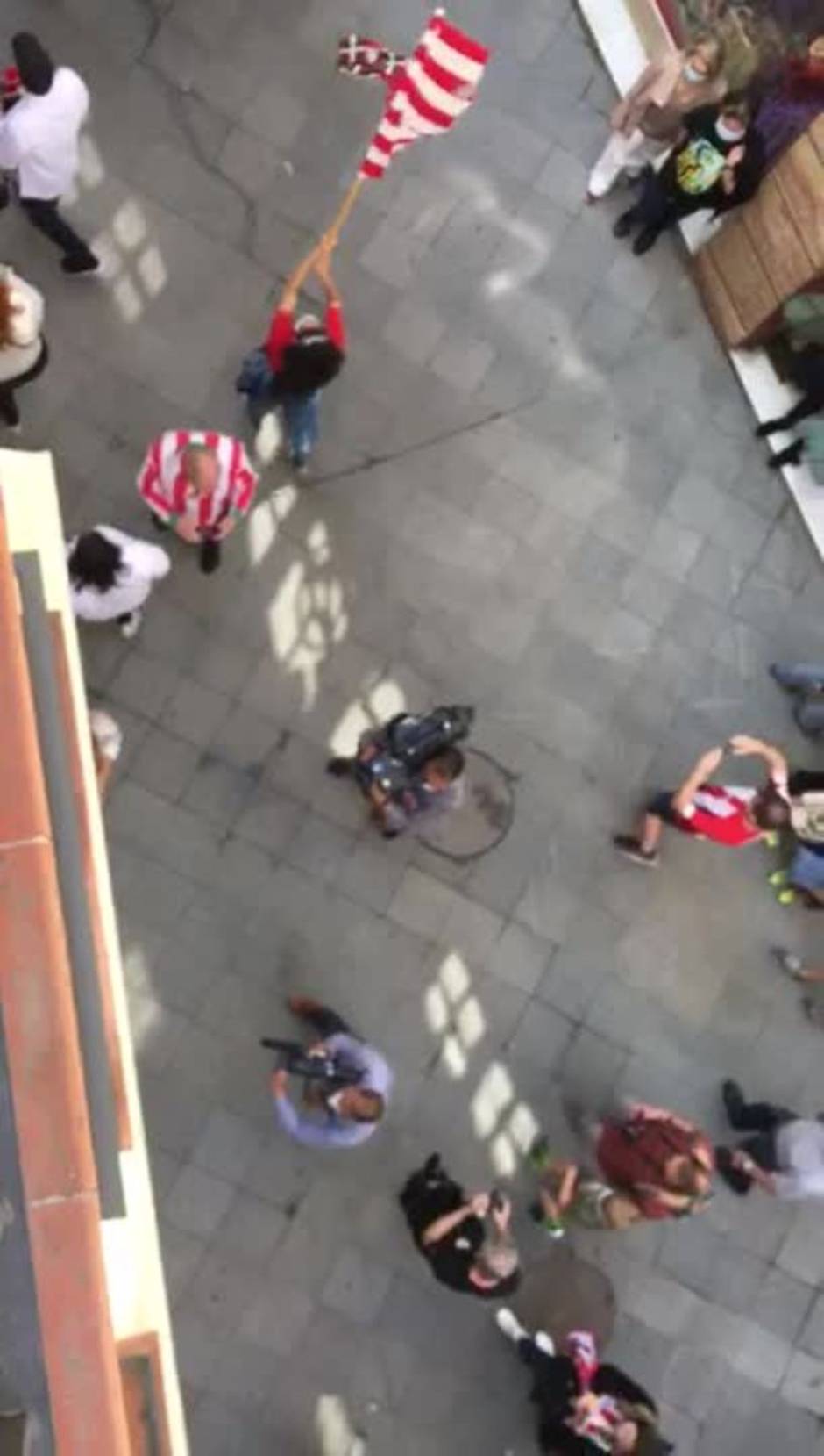 Los aficionados del Athletic, de pasacalles en Sevilla antes de la final de Copa ante el Barcelona