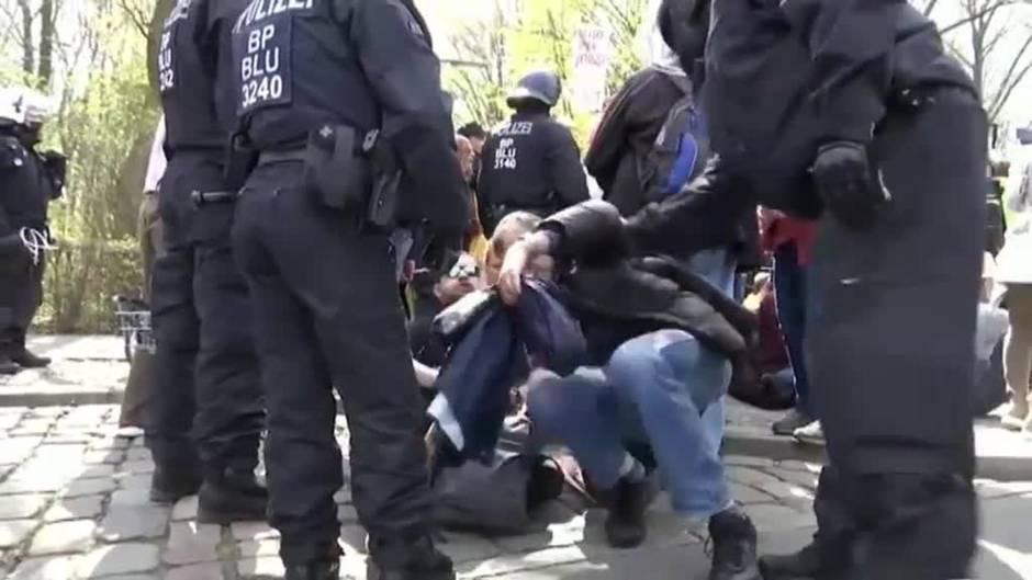 8.000 manifestantes se reunieron cerca del Bundestag para protestar contra la ley de Merkel para imponer medidas más duras contra el covid