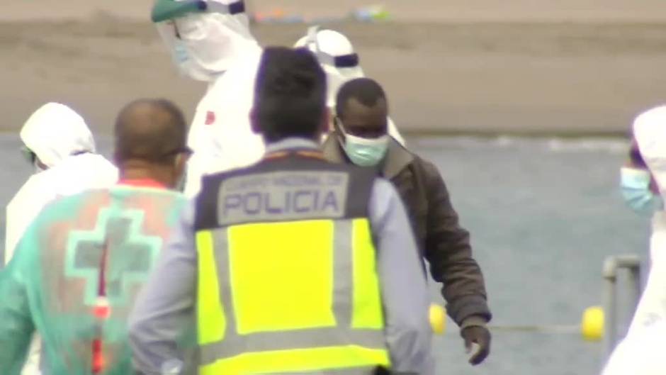 Rescatados más de 40 migrantes de una patera a la deriva en Tenerife