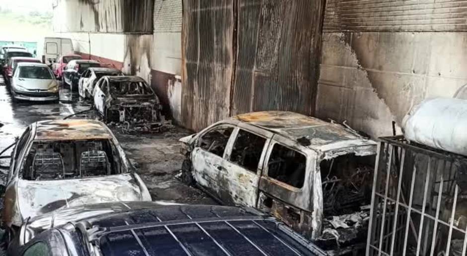 Un incendio calcina una nave con 46 coches dentro en Córdoba