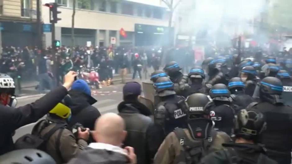 La Policía francesa carga en la manifestación del 1 de Mayo en París