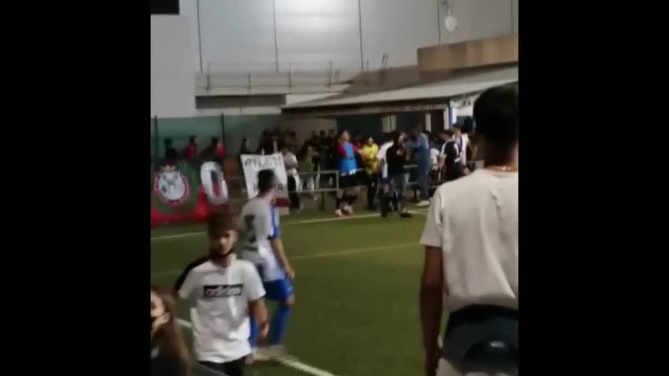 Pelea entre aficionados en un partido de Regional entre el Villaverde y el Olivarense