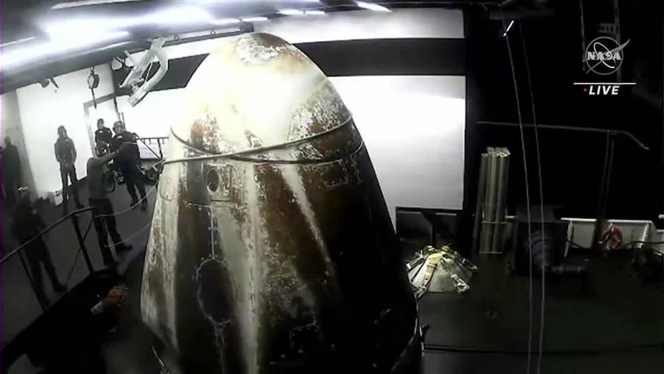 La cápsula de SpaceX con cuatro astronautas llega a la Tierra