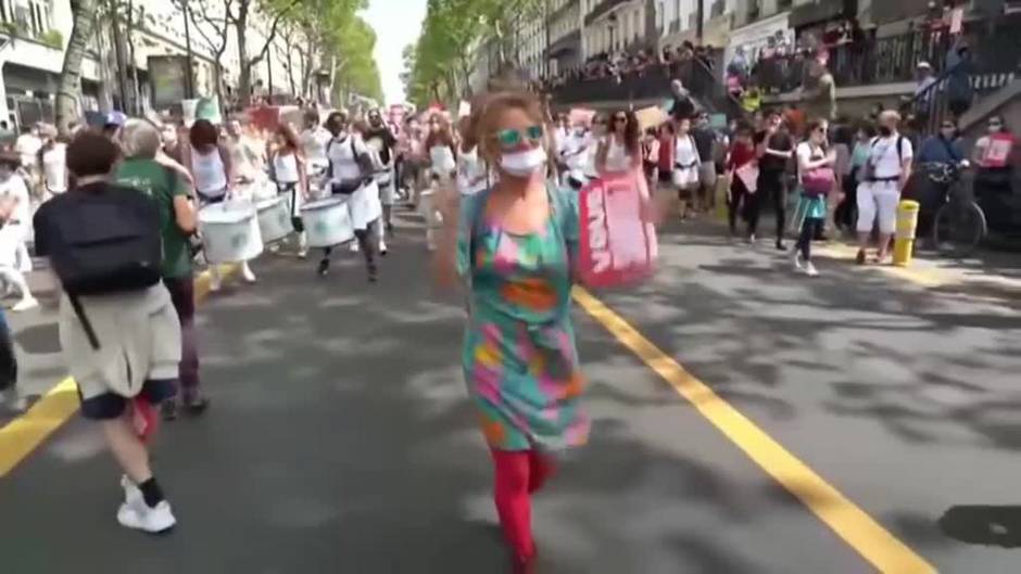 Miles de manifestantes marchan en París por la emergencia climática