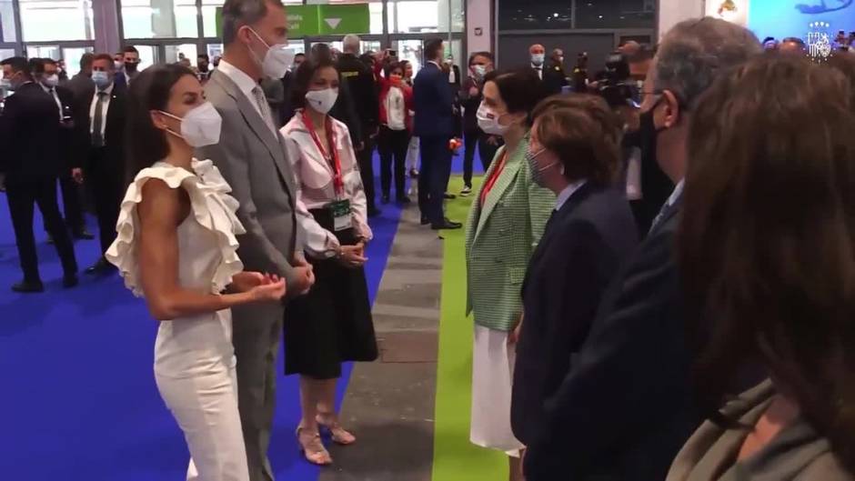 La Reina Letizia impresiona con un espectacular look en Fitur