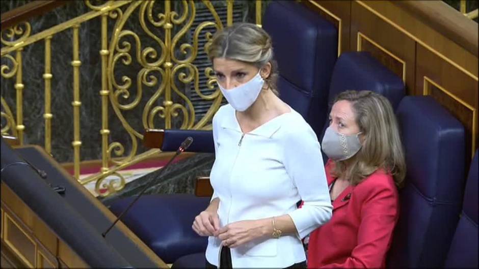 Gesto contrariado de Nadia Calviño cuando la ministra de Trabajo ha prometido derogar la reforma laboral