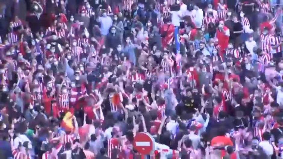 Ni distancias, ni medidas, ni prudencia en la celebración multitudinaria de Neptuno