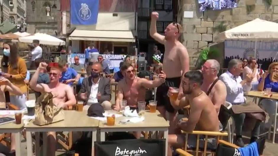 Cientos de aficionados ingleses disfrutan del sol y la cerveza en Oporto