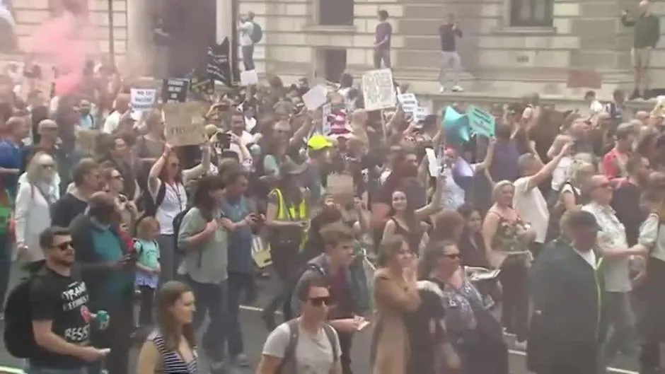 Masiva manifestación anti vacunas y negacionista en Londres