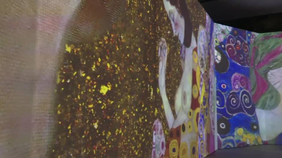 La obra de Klimt deslumbra en Valencia con una exposición inmersiva