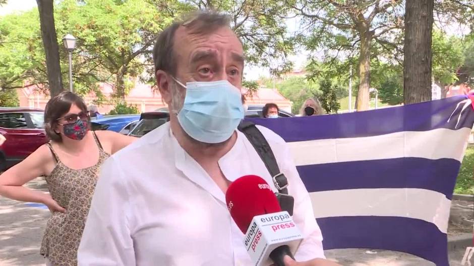 Manifestante critica el bloqueo a Cuba por parte de Estados Unidos