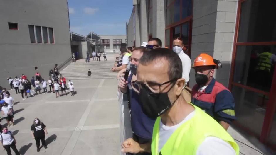 Multitudinaria concentración de vecinos y empleados de Alcoa