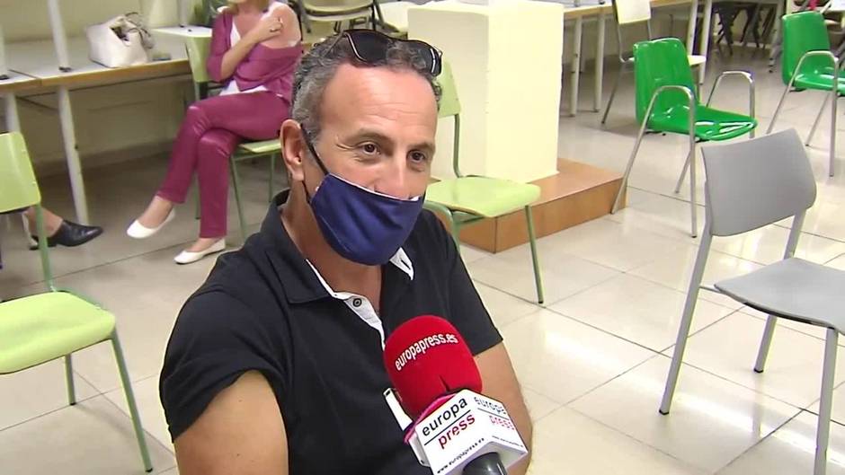 Sevillanos nacidos en 1971 vacunados contra el Covid-19 esperan pasar "más tranquilos" este verano