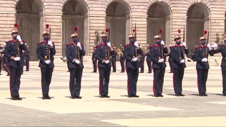 Vuelve el cambio solemne de la Guardia Real en Madrid tras 14 meses