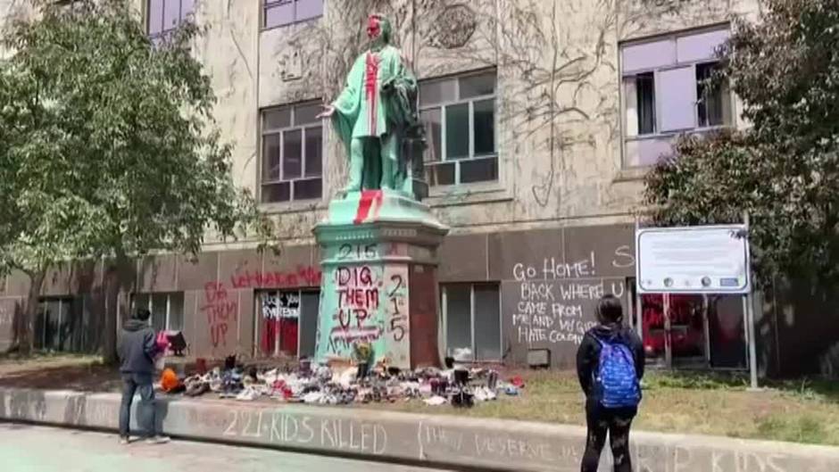 Homenaje a los 215 niños indígenas encontrados enterrados en un colegio de Vancouver