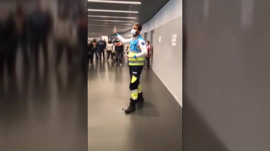 El vídeo de un enfermero se hace viral por sus artes cara al público