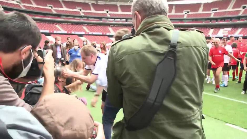 Almeida golpea a un cámara al hacer una rabona