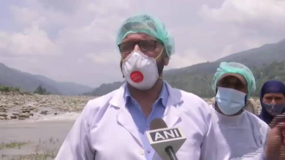 Sanitarios indios cruzan ríos a pie para vacunar contra el Covid en las zonas más remotas de la India