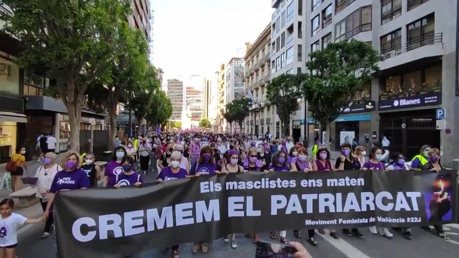 Colectivos feministas "queman el patriarcado" en Valencia