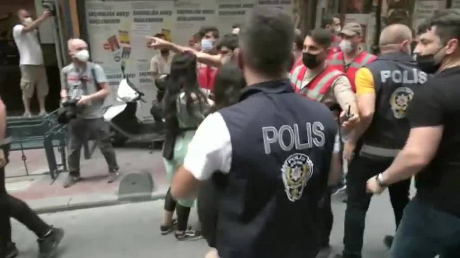 Agentes de la Policía reprimen la manifestación del Orgullo LGBTI de Estambul