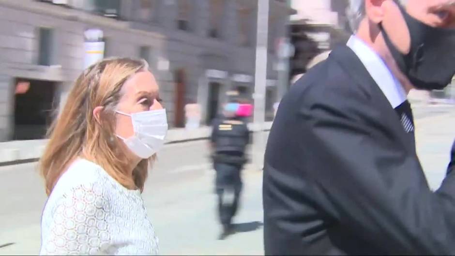 Carmen Calvo y Ana Pastor entran al Congreso de los Diputados