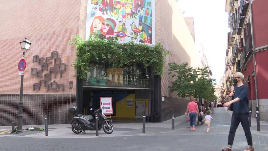 El barrio madrileño de Chueca se engalana de banderas arcoiris