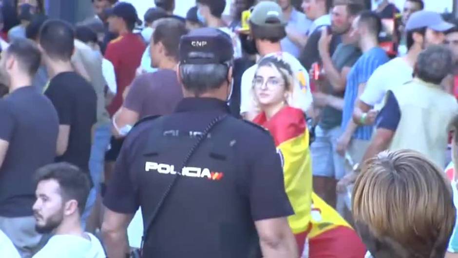 La Policía desaloja una terraza durante el partido España-Croacia