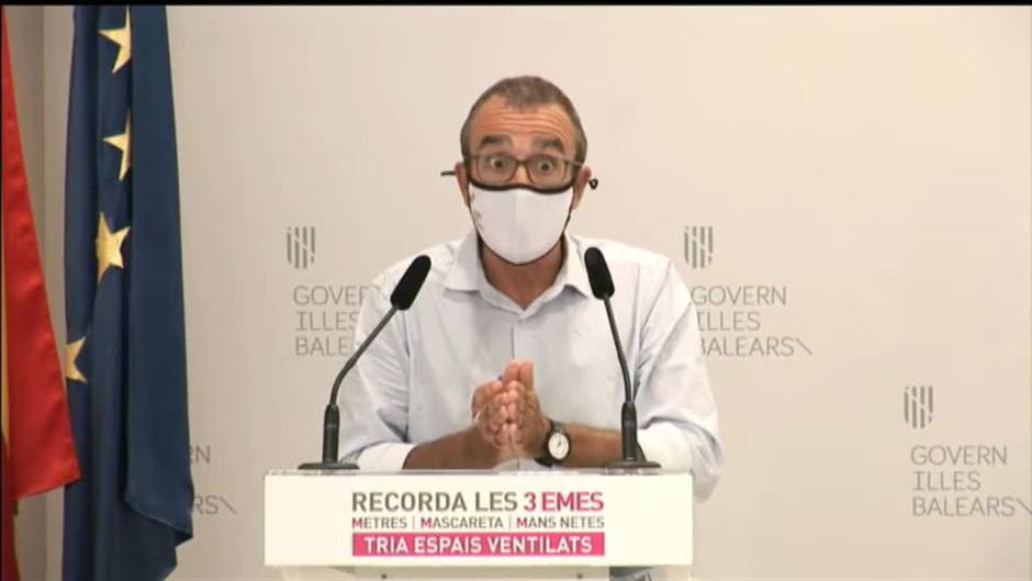 Los estudiantes negativos abandonan el hotel en el que estaban confinados