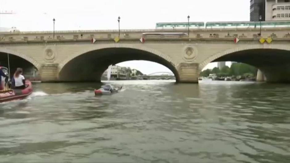 Un joven francés remonta a nado el río Sena para alertar de la creciente contaminación fluvial