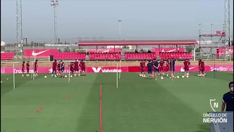 Mezcla de físico y balón en una nueva sesión de pretemporada del Sevilla