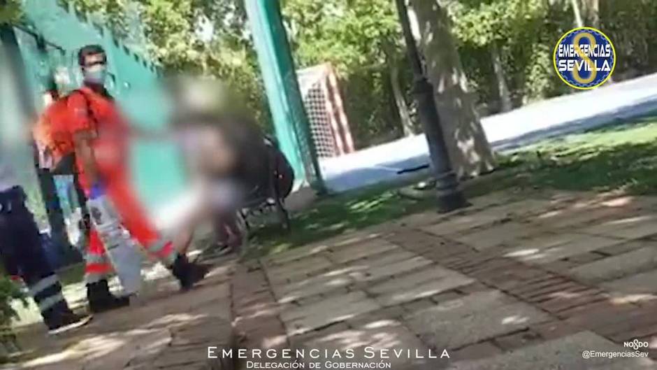 Así fue la ovación a los socorristas que rescataron a un menor de cinco años de una piscina en Sevilla